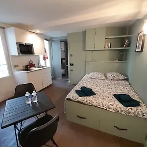 Appartement Studio Equipe Metro Abbesses A Montmartre, Parijs